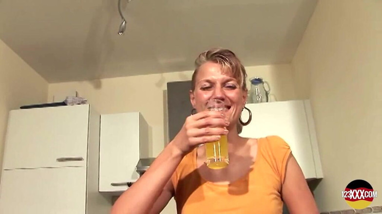123XXX - 100% Amateurs: Nadržená blondýnka používá malý vibrátor při výprasku v kuchyni