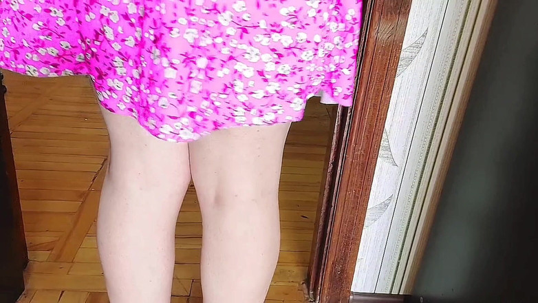 Kitty_Cross: Banci yang luar biasa menunjukkan lekuk tubuh sambil tertawa ceria