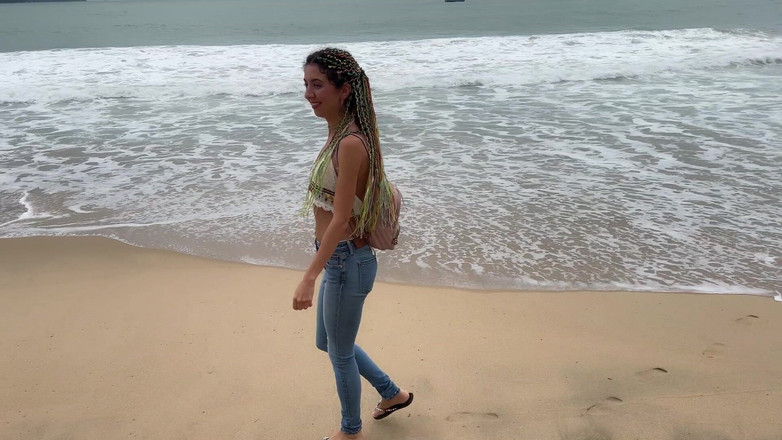 Katty West: Publiczne mokre dżinsy w parku w pobliżu plaży