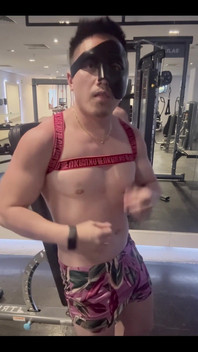 Flexing ve společnosti Gym