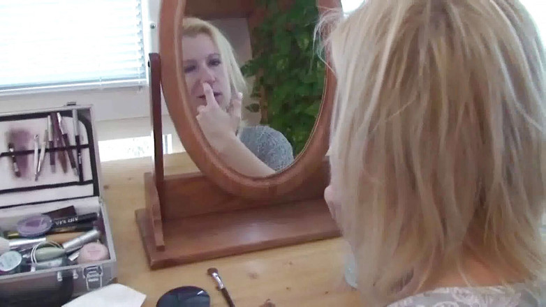 Femdom Austria: 메이크업과 청소 얼굴