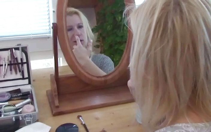 Femdom Austria: Maquiagem e limpeza do rosto