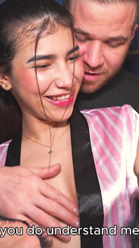Styvmamma Gotica lär sin 18-åriga styvdotter hur man har analsex, anal trekant! Fercat & Sara Taylor
