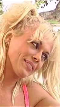 Loira puta com tesão está satisfeita em fazer um sexo de dupla penetração com pau duro