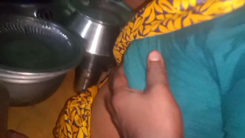 Priyanka314: 요리하는 동안 아내의 가슴을 짜내는 인도 남편