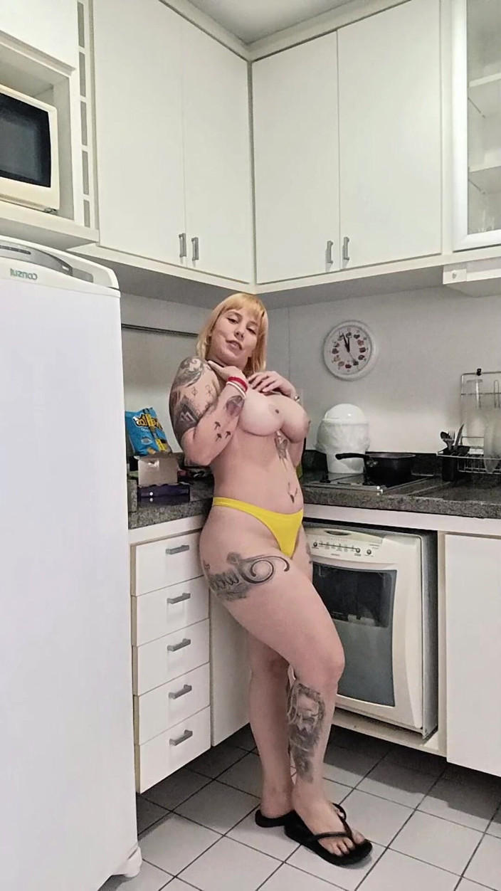 nandaragna: Hot Wife Doing Her Breakfast Naked