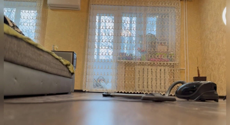 Hottie goddess: Deri kaplı hizmetçi ve güçlü orta yaşlı seksi kadın: beyaz...