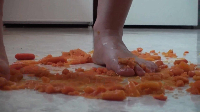 Foot Girls: Cerca de pisotear comida en la cocina