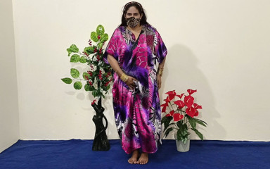 RajuIndianPorn: MILF bertetek besar menekan buah dada dan menunggang dildo