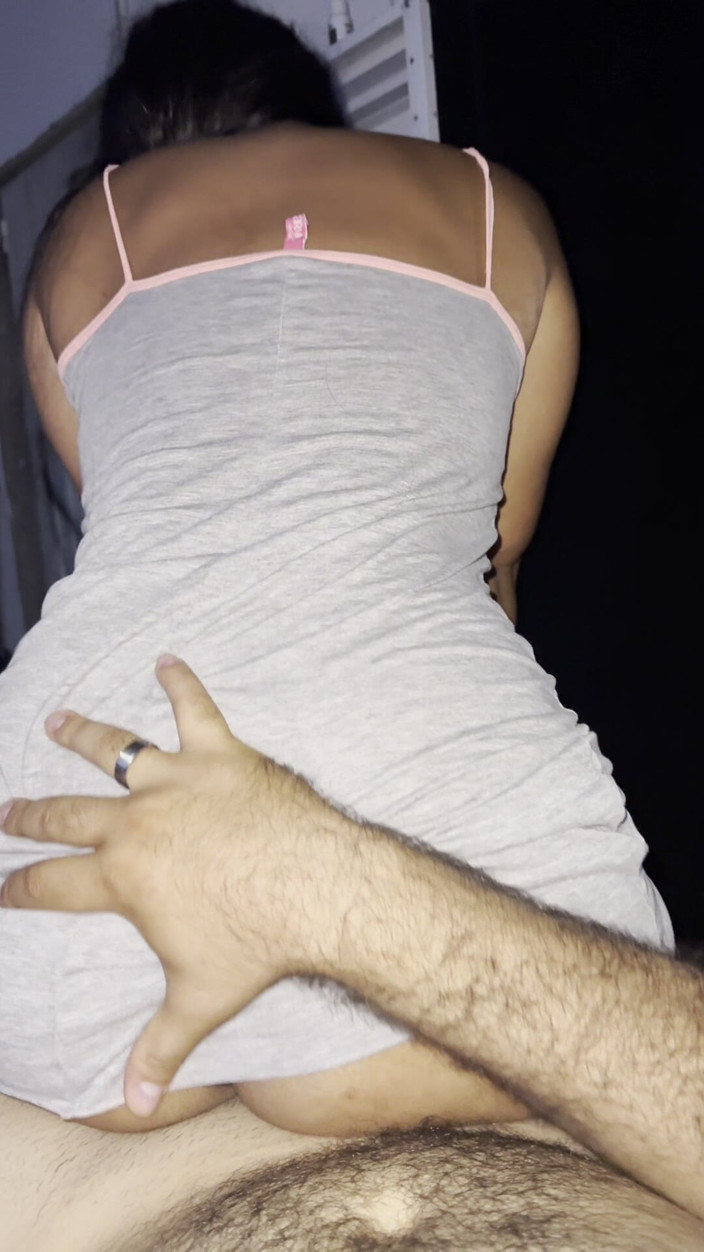 EMY_AND_JONH: Ma demi-sœur se réveille chaude et me baise seule
