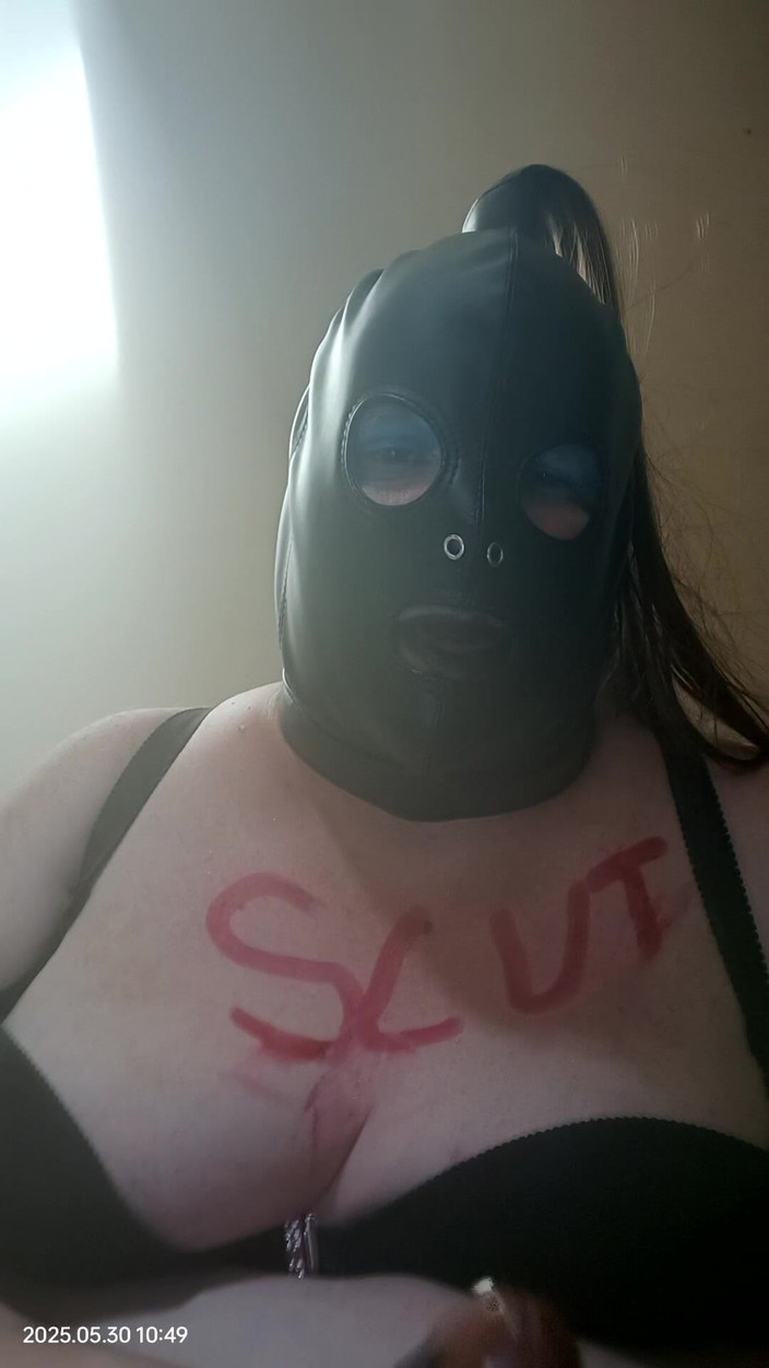 Stephanie-Nicole-TV: Толстушка курит и играет с дилдо по телевизору