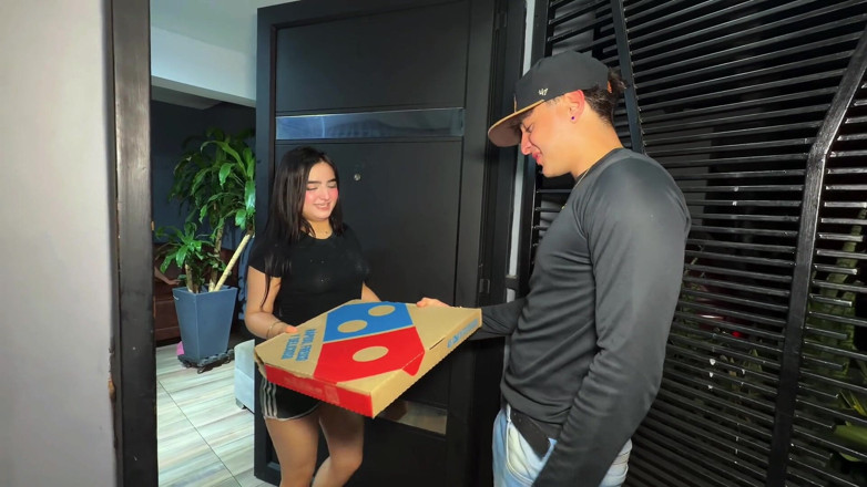 SaraRogeers: Dwie piękne kolumbijskie dziewczyny zamawiają dostawę pizzy. Płacą za usługę...