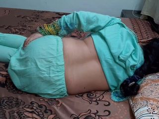 QueenbeautyQB: Cette belle-mère indienne aime se faire masser le dos