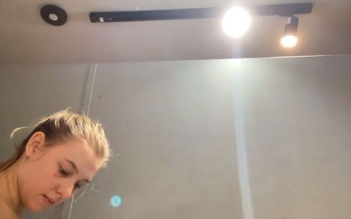 JuiceLussie: Éjaculation avec un vibromasseur dans une cabine d’essayage