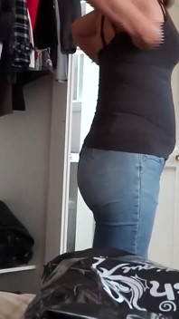 La Mia Matrigna Prova I Jeans Mentre Mi Masturbo, Ammirando Il Suo Culo Grosso E La Sua Figa Pelosa.