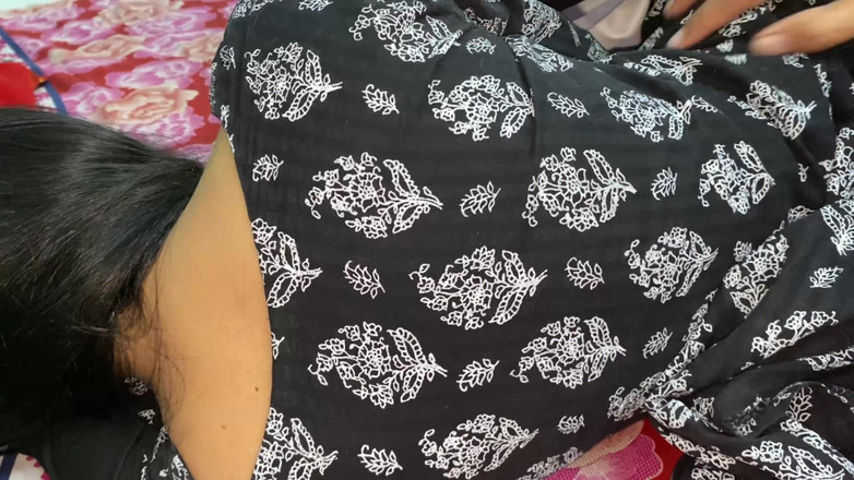 Desifilmy45: Podzielił łóżko z Pendżabski Bhabhi i pieprzył jej duży tyłek