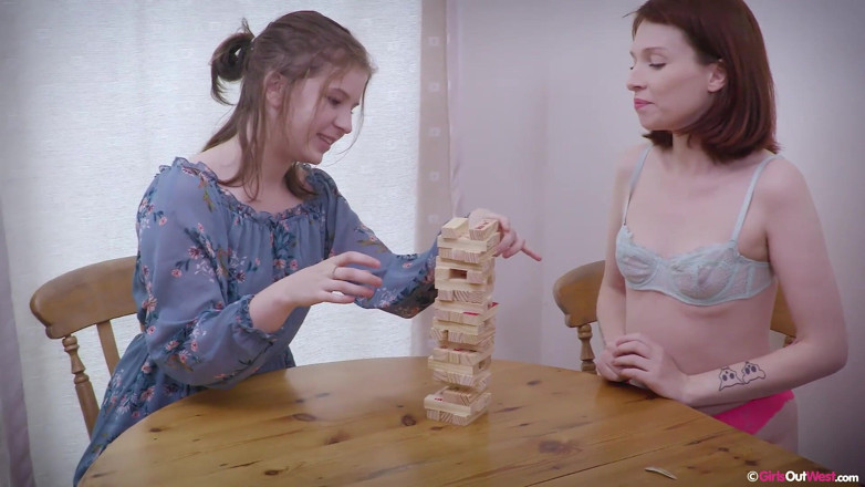 Girls Out West: Harige roodharige Zazi en getrimd babe Kate likken en vingeren...