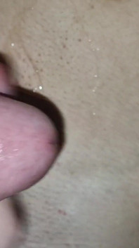 Hubený hubený chlapec a velký čůrák táta se na sebe vystříkají se sexy mrdkou ze zadku hračkou!