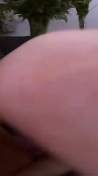 La calda MILF si scatena con due ragazzi contemporaneamente