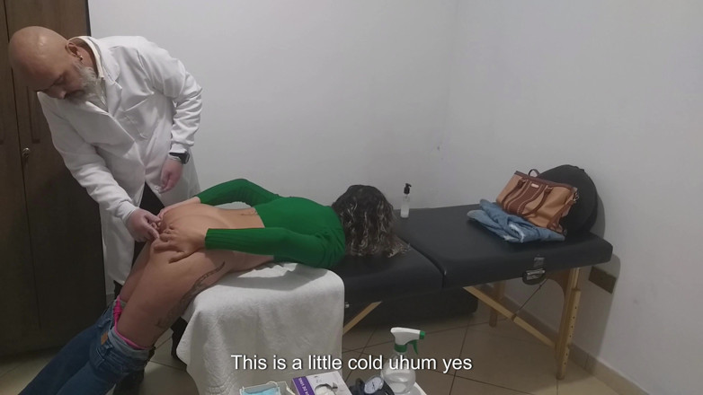 Gabi SweetCouplesStories: Un vero medico esamina l'ano e il seno del paziente