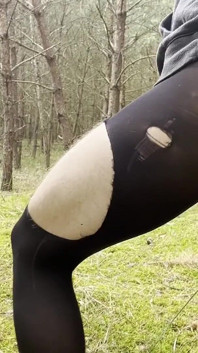 Tienerjongen loopt naakt in de natuur voor homo papa grote lul panty, flash Cut broek