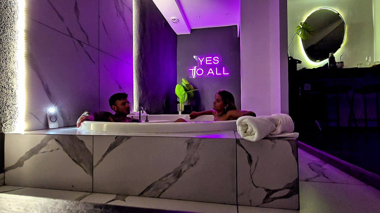 Young big apple: Motel'in Jakuzisinde Kamera Arkasında. Mastürbasyon ve seks.