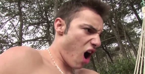 Adul ve Hernan ile korunmasız açık havada eğlence.