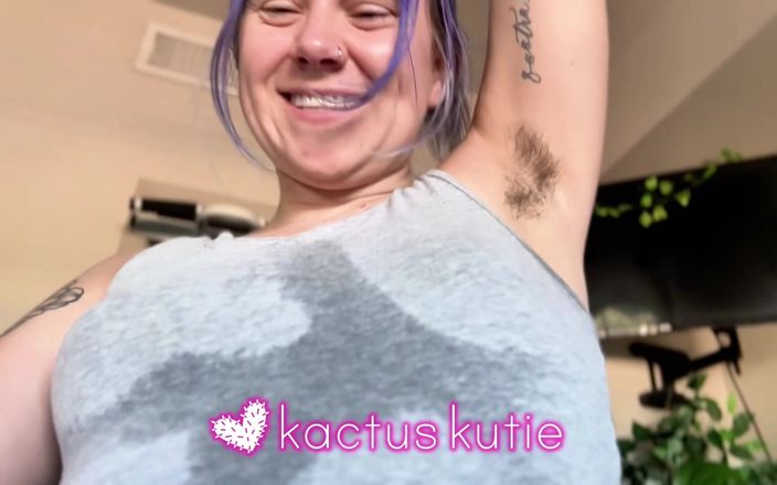 Kactus kutie: Маленькі підстрибуючі цицьки потіють у сірій сорочці