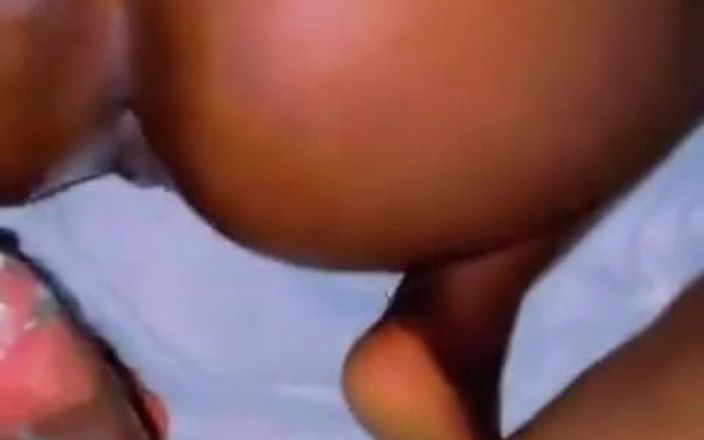 Island Bratz: Hon tar den anala som ett proffs