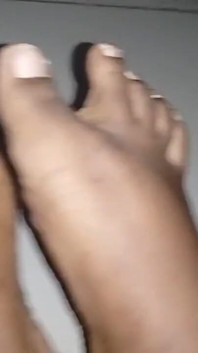 Linda sexy te bendice con sus pies tímidos para que lames a cambio de tus activos financieros