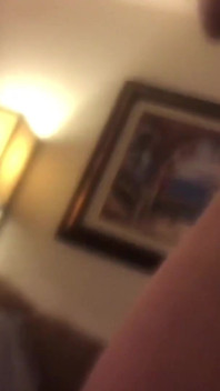 förstapersonsvy som täcker ansiktet i sperma