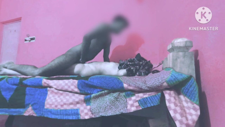 Housewife 69: Uma prostituta desi foi encontrada sozinha em sua casa, onde...