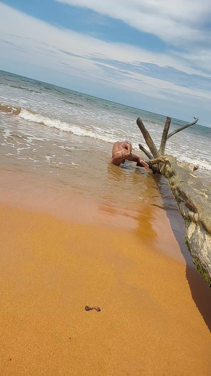 Ladysilvas: Sissy ladysilva am strand gebräunt nackt, zeigt ihren sexy mark...