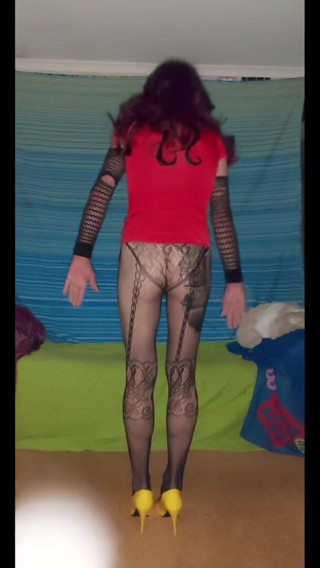 Lizzaali: Szene 1 von red top schwarzen netz strumpfhosen und pelzmantel und...