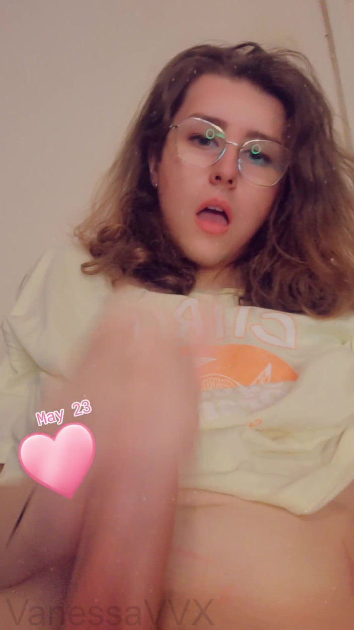 VanessaVVX: 자지를 빨고 핑거링하는 거유 밀프