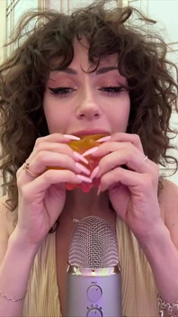 In wafel eten en asmr zuigen