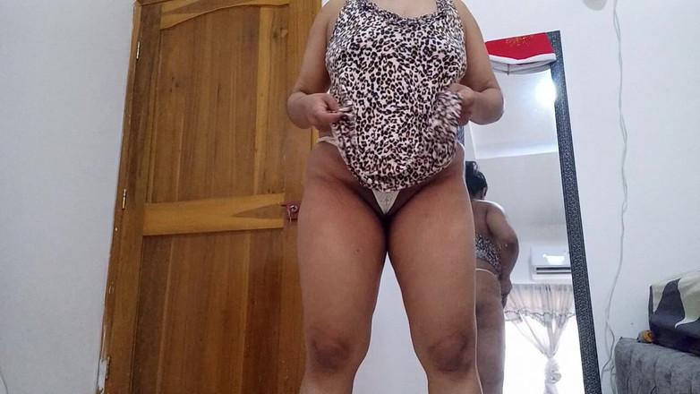 PATY PATY: Mijn stiefmoeder masturbeert terwijl ze denkt aan de stiefzoon die...