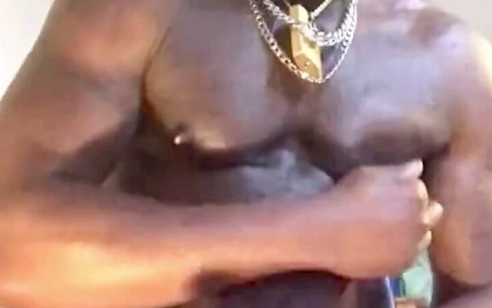 Black mature kinky muscle: Branlette musclée avec une grosse bite noire sexy et scènes...