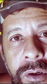 Un hombre fumando