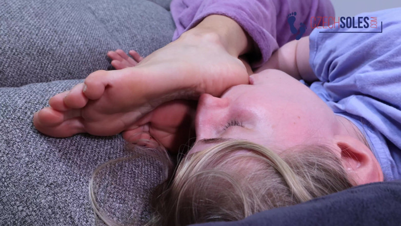 Czech Soles - foot fetish content: เลสเบี้ยนนมมกันที่เท้าและดมเท้าบนเตียง