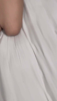 美しいデリーの女の子がフェラチオをし、彼女のおっぱいを犯し、おっぱいに射精します
