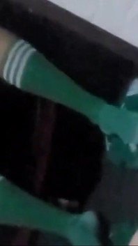 Estudante caseira, eu fodo meu colega de classe sem camisinha em frente ao espelho, depois da educação física