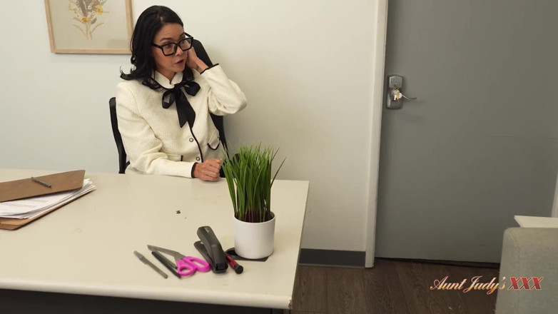 Aunt Judy's XXX: เจ้านายหญิงวัย mature Dana Vespoli ปล่อยตัวล่อลูกน้องใหม่ให้เงี่ยน