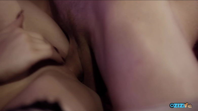 Zizi Vids: Tette piccole ma un corpo pronto a fare deepthroat una...