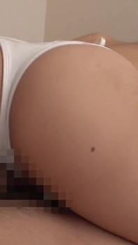 Mihiro-chan gibt ein Kehlschlucken mit einem Hinternfetisch, der mit Gesäß bedeckt ist