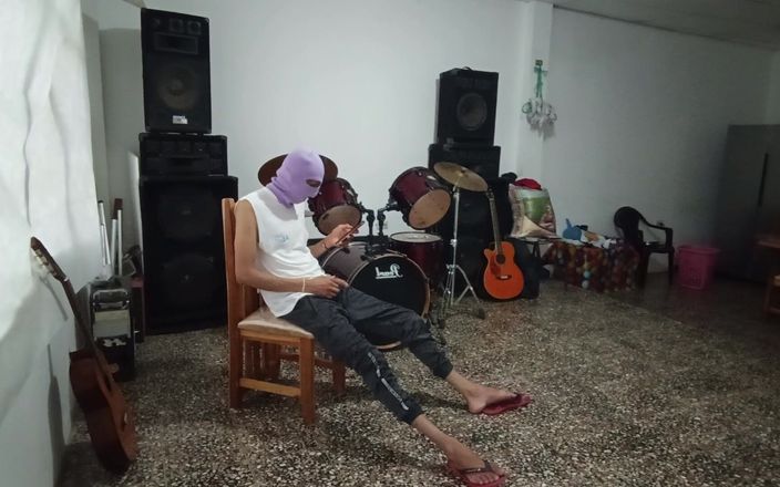 Goky: Sexi Music Teacher Poses Cachondo to Pupil