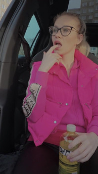 Nela Decker esguicha em meu carro