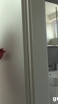 Gadis Au-pair berhubungan seks di rumah barunya oleh kakek-nenek