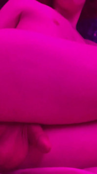 Il ragazzo effeminato rosso Ashen gioca con un dildo