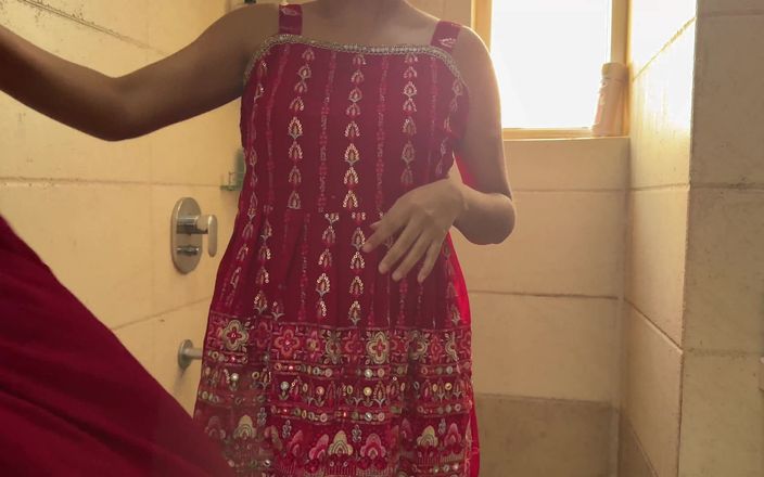 Saarabhabhi6: Sali Saara neemt een douche